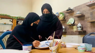 فتاة افغانية تكتب القرآن الكريم كاملاً بخط يدها .. وتُعلّم فن الخط للنساء