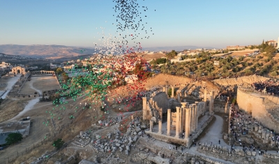 زين تشارك الأردنيين تشجيع النشامى وتزيّن سماء عمان وجرش بألوان العلم