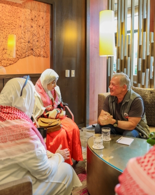 الملك يلتقي سيدة أردنية في كاليفورنيا ويدعوها لزيارة المملكة على نفقته الخاصة