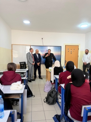 كلية الأعمال في عمان العربية تنظم زيارة إلى مدرسة الأوائل الدولية