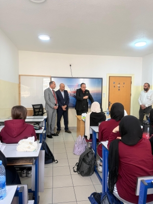 كلية الأعمال في عمان العربية تنظم زيارة إلى مدرسة الأوائل الدولية