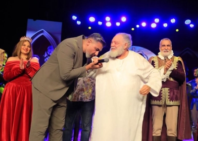 ياسر جلال يقبّل يد يحيى الفخراني بعد «الملك لير»