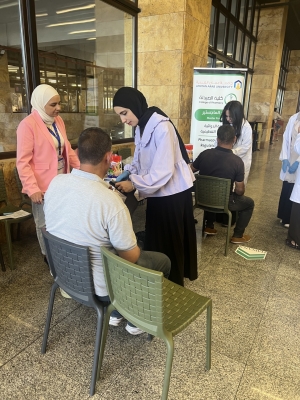 صيدلة عمان العربية تنظم مبادرة توعوية بعنوان صحتك أولوية في مكة مول