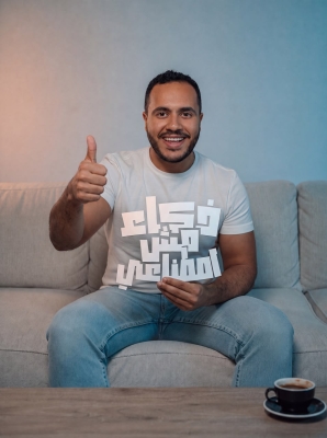 عمرو زكي يطلق سلسلة (ذكاء مش اصطناعي).. تجربة جديدة لتبسيط الذكاء الاصطناعي باللغة العربية