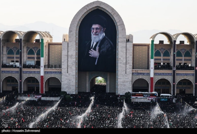 في يومها الثاني.. ملايين المشيعين يؤدون صلاة الجنازة على خامنئي وعائلته في طهران (صور)