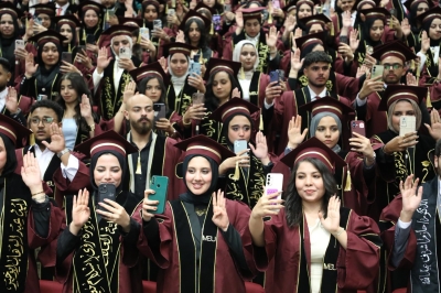 طلبة (الصيدلة) و(العلاج الطبيعي) في (الشرق الأوسط) يؤدون القسم المهني