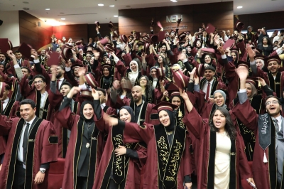 طلبة (الصيدلة) و(العلاج الطبيعي) في (الشرق الأوسط) يؤدون القسم المهني