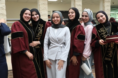 طلبة (الصيدلة) و(العلاج الطبيعي) في (الشرق الأوسط) يؤدون القسم المهني