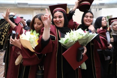 طلبة (الصيدلة) و(العلاج الطبيعي) في (الشرق الأوسط) يؤدون القسم المهني