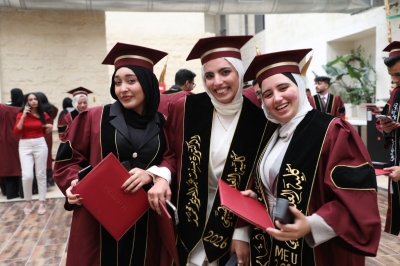 طلبة (الصيدلة) و(العلاج الطبيعي) في (الشرق الأوسط) يؤدون القسم المهني