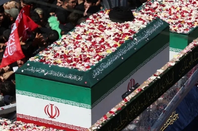 حشود ضخمة في شوارع طهران تحيي الموكب الجنائزي التاريخي لعلي خامنئي