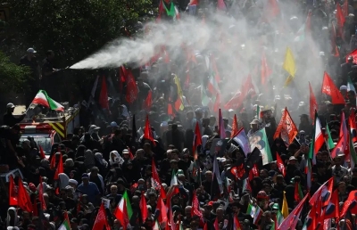 حشود ضخمة في شوارع طهران تحيي الموكب الجنائزي التاريخي لعلي خامنئي