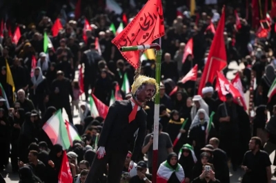 حشود ضخمة في شوارع طهران تحيي الموكب الجنائزي التاريخي لعلي خامنئي