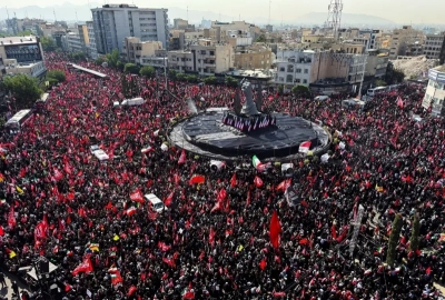 حشود ضخمة في شوارع طهران تحيي الموكب الجنائزي التاريخي لعلي خامنئي