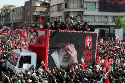حشود ضخمة في شوارع طهران تحيي الموكب الجنائزي التاريخي لعلي خامنئي