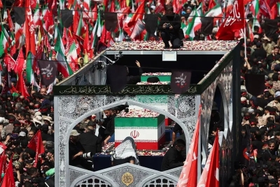 حشود ضخمة في شوارع طهران تحيي الموكب الجنائزي التاريخي لعلي خامنئي