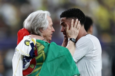 المدرب البرتغالي توشح بالعلم البرتغالي في ليلة تتويج النصر السعودي بلقب الدوري السعودي