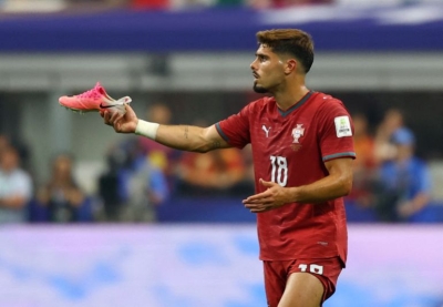 لماذا يلعب نجم البرتغال بحذاء مثقوب؟