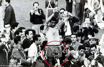صورة من كأس العالم 1962 تثير جدلا حول (مسافر عبر الزمن)