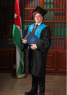 طاهر الداورجي يتوج مسيرته الأكاديمية بالأول على تخصص إدارة الأعمال في جامعة عمّان الأهلية