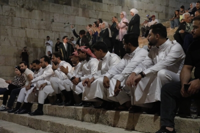 الزيتونة تعانق الشعر والنخيل يقف شامخا على مسرح أرتيمس في جرش