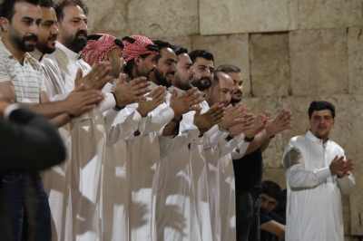 الزيتونة تعانق الشعر والنخيل يقف شامخا على مسرح أرتيمس في جرش