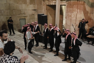 الزيتونة تعانق الشعر والنخيل يقف شامخا على مسرح أرتيمس في جرش