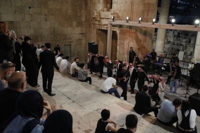 الزيتونة تعانق الشعر والنخيل يقف شامخا على مسرح أرتيمس في جرش
