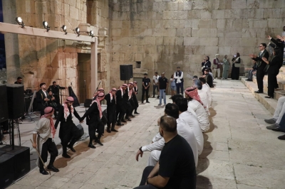 الزيتونة تعانق الشعر والنخيل يقف شامخا على مسرح أرتيمس في جرش