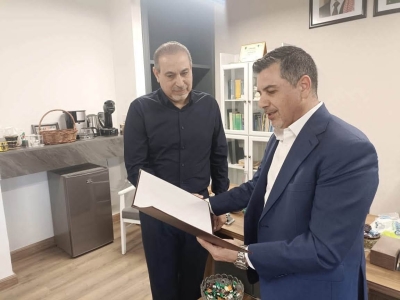 قبل أن يرتدي ثوب التخرج... الجامعة الأردنية تُهدي والد طالب راحل شهادته وفاءً لمسيرته