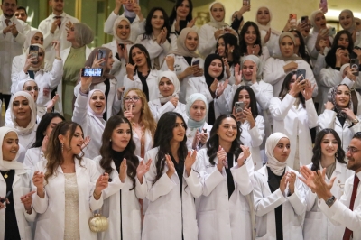 طلبة كلية طب الأسنان بجامعة البترا يؤدون قسم المهنة إيذانًا ببدء التدريب الإكلينيكي