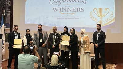 فريقان من طلبة كلية الصيدلة في جامعة الزيتونة الأردنية يحصدان المركز الأول في مسابقة الملصقات العلمية الريادية بالجامعة الألماني