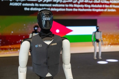 الملك يزور شركة مختصة بتصنيع الروبوتات في شنغهاي