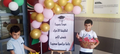 حلوى ورسائل ترحيب وزينة .. هكذا استقبلت مدارس جرش طلابها