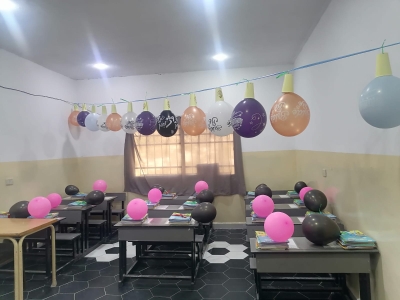 حلوى ورسائل ترحيب وزينة .. هكذا استقبلت مدارس جرش طلابها