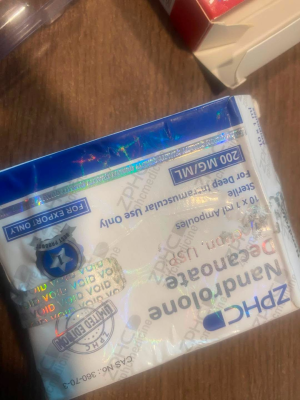 إغلاق ناد رياضي في عمان وضبط حقن هرمونية ومواد منتهية الصلاحية - صور