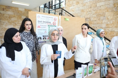 كلية الصيدلة في جامعة عمان العربية تنظّم حملة توعوية بعنوان (نحو جيل خالٍ من التدخين)