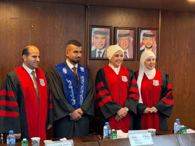 الأهل والعائلة يهنئون إيهاب طارق العواملة بمناسبة حصوله على الماجستير