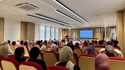 كلية الصيدلة في جامعة الزيتونة الأردنية تنظّم محاضرة علمية حول البشرة وطرق العناية بها