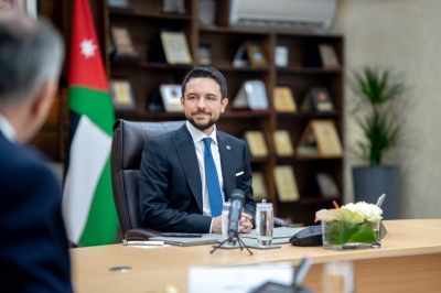 ولي العهد يزور وزارة العدل ويؤكد أهمية مواصلة تطوير خدماتها