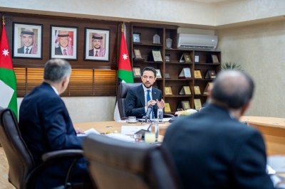 ولي العهد يزور وزارة العدل ويؤكد أهمية مواصلة تطوير خدماتها