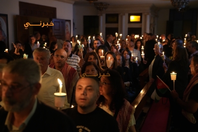 وقفة شموع وصلاة أمام كنيسة قلب يسوع الأقدس في تلاع العلي تضامنا مع شهداء حادثة الكرك
