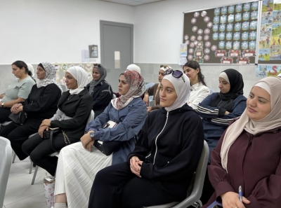 الدكتورة بَزادوغ من عمان العربية تقدم محاضرة توعوية وتتابع الخريجين ميدانيًا