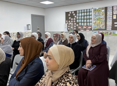 الدكتورة بَزادوغ من عمان العربية تقدم محاضرة توعوية وتتابع الخريجين ميدانيًا