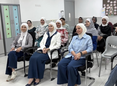 الدكتورة بَزادوغ من عمان العربية تقدم محاضرة توعوية وتتابع الخريجين ميدانيًا