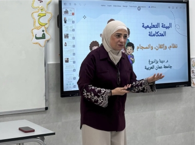 الدكتورة بَزادوغ من عمان العربية تقدم محاضرة توعوية وتتابع الخريجين ميدانيًا