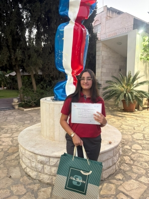 السفير الفرنسي يكرّم الطالبة لمار الراميني لتفوّقها في امتحان DELF بمستوى B2