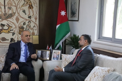 وزير السياحة والآثار يبحث تعزيز التعاون السياحي مع رئيس مجلس إدارة هيئة السياحة البريطانية