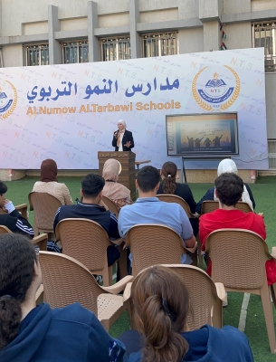 كلية الصيدلة في عمان العربية تنظم محاضرة توعوية في مدارس النمو التربوي حول مخاطر مشروبات الطاقة لليافعين