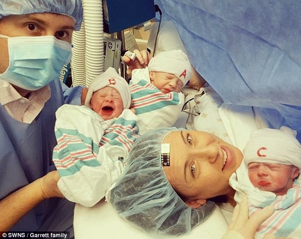 انجبت 3 توائم للمرة الثانية على التوالي -فيديو